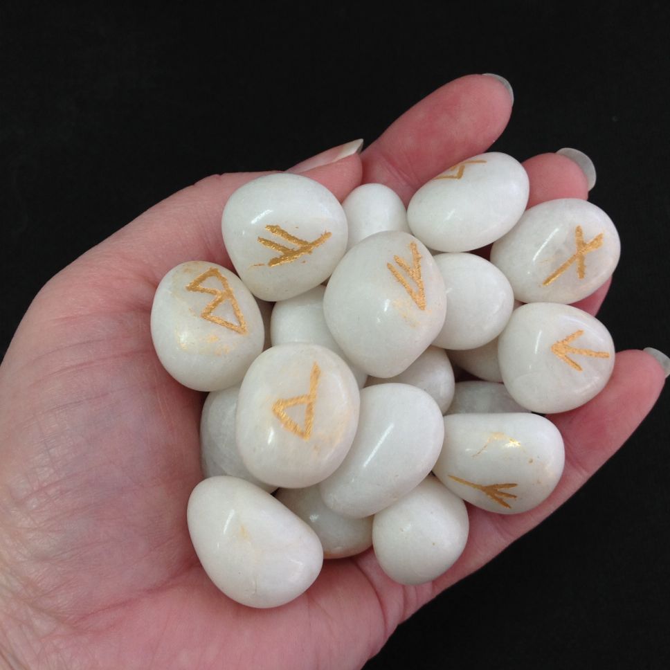 WHITE AGATE RUNES SET