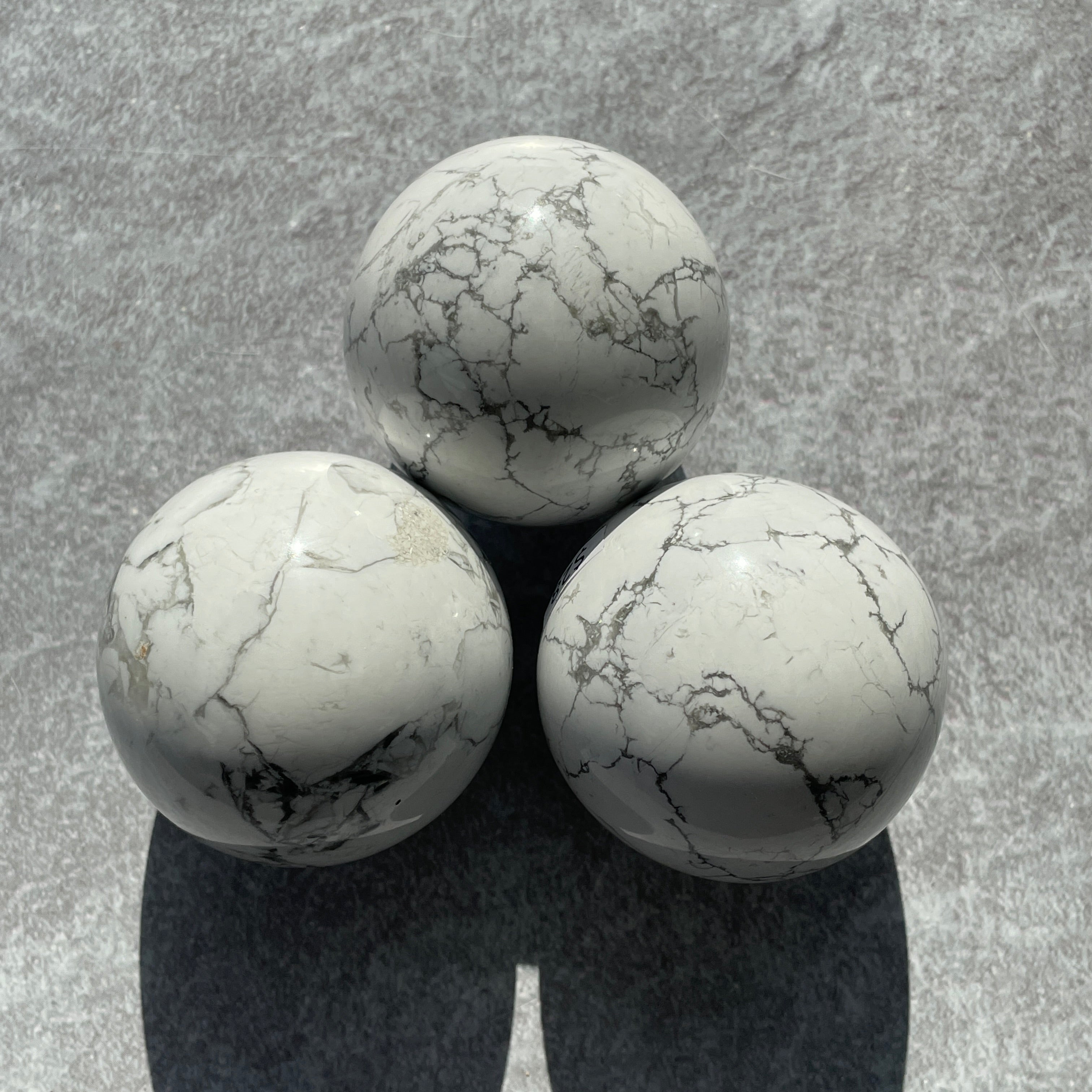 Howlite Sphere 5cm - 1pc