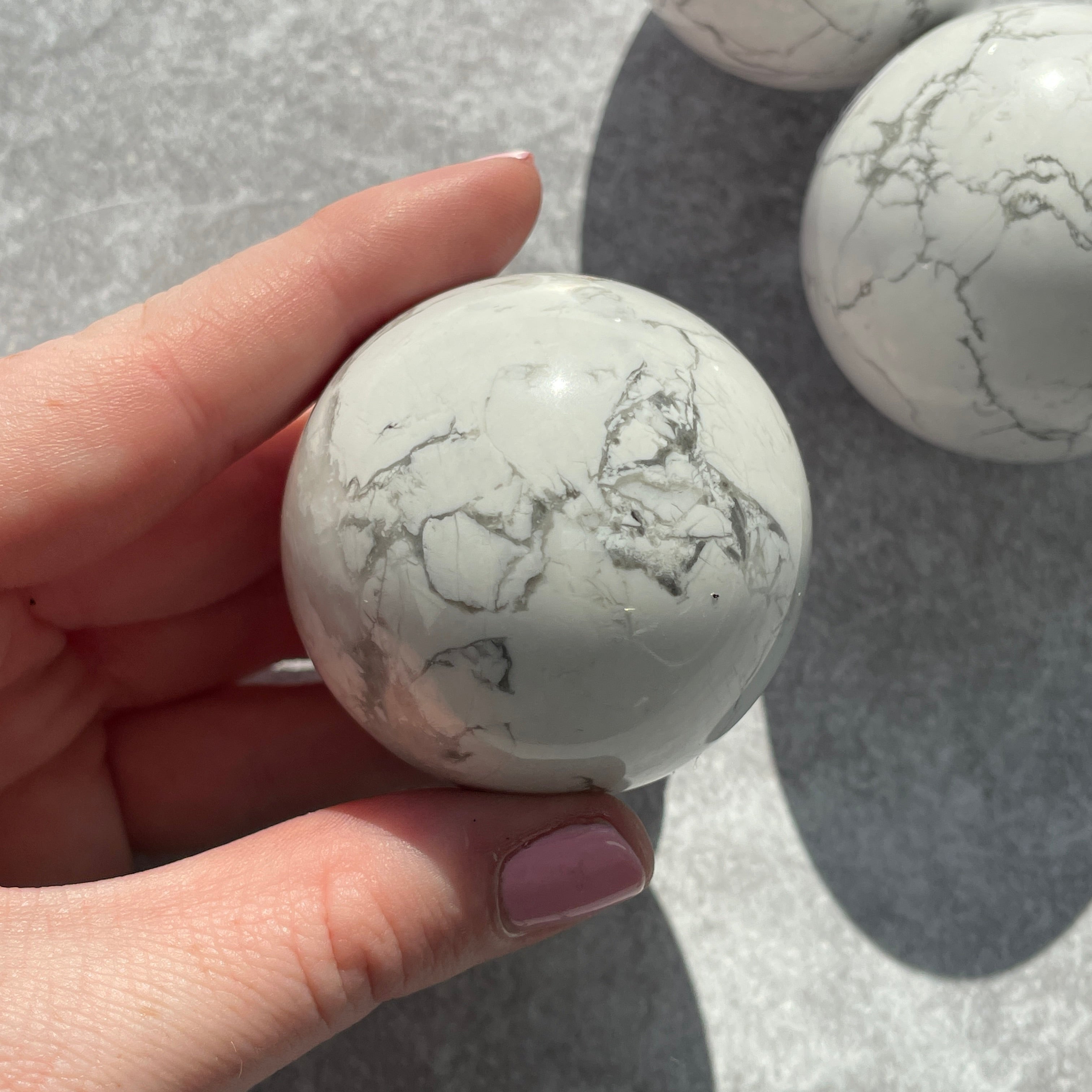 Howlite Sphere 5cm - 1pc