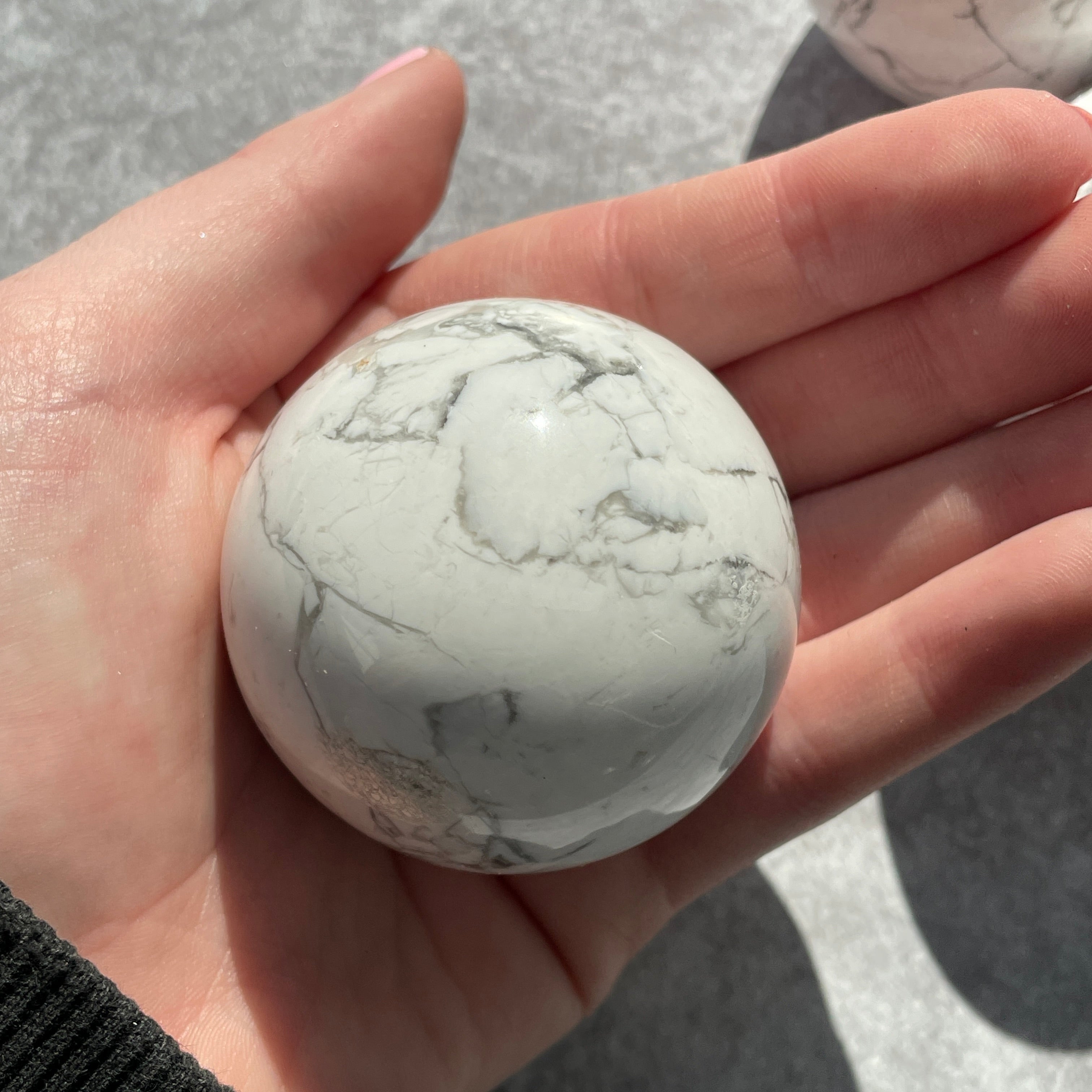 Howlite Sphere 5cm - 1pc
