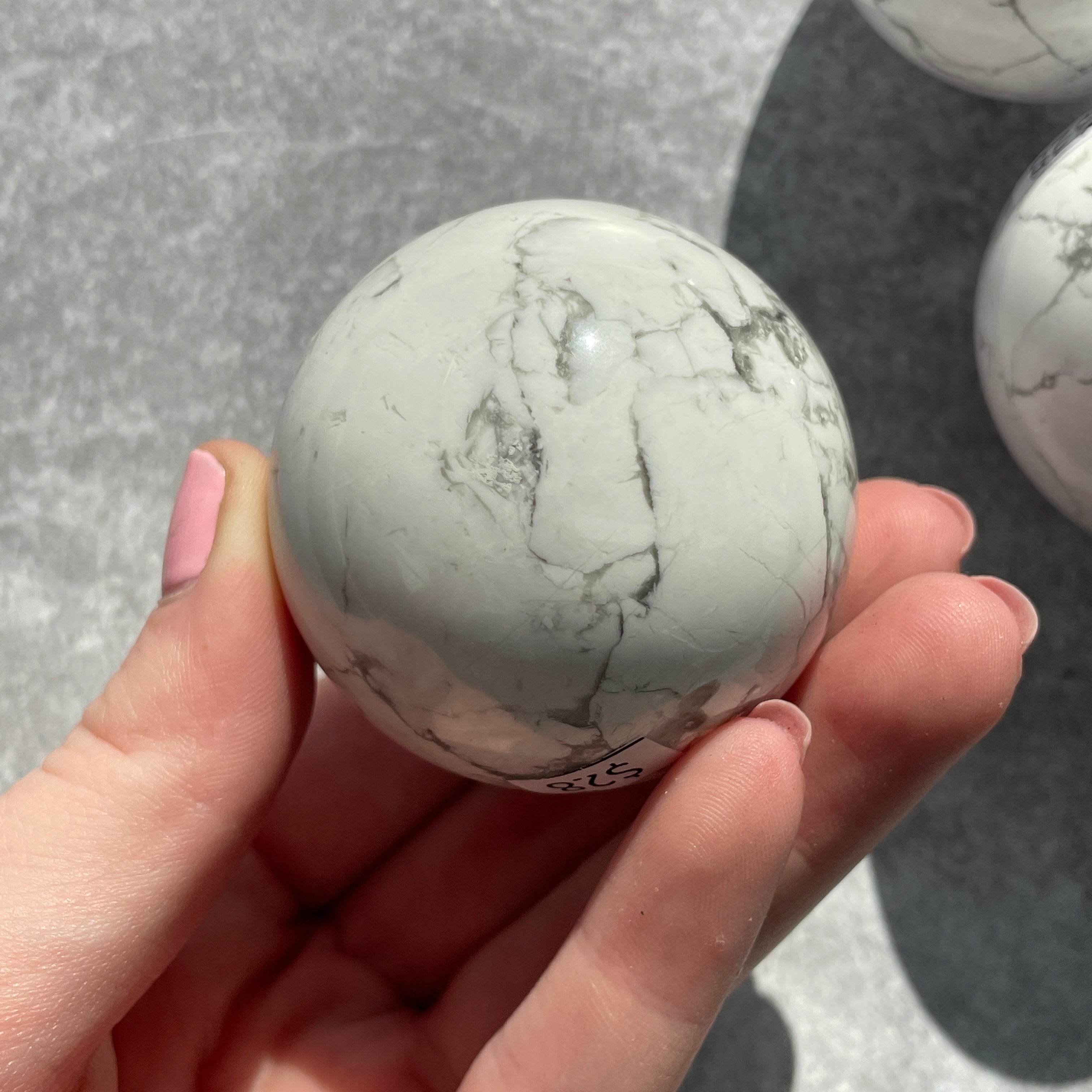 Howlite Sphere 5cm - 1pc