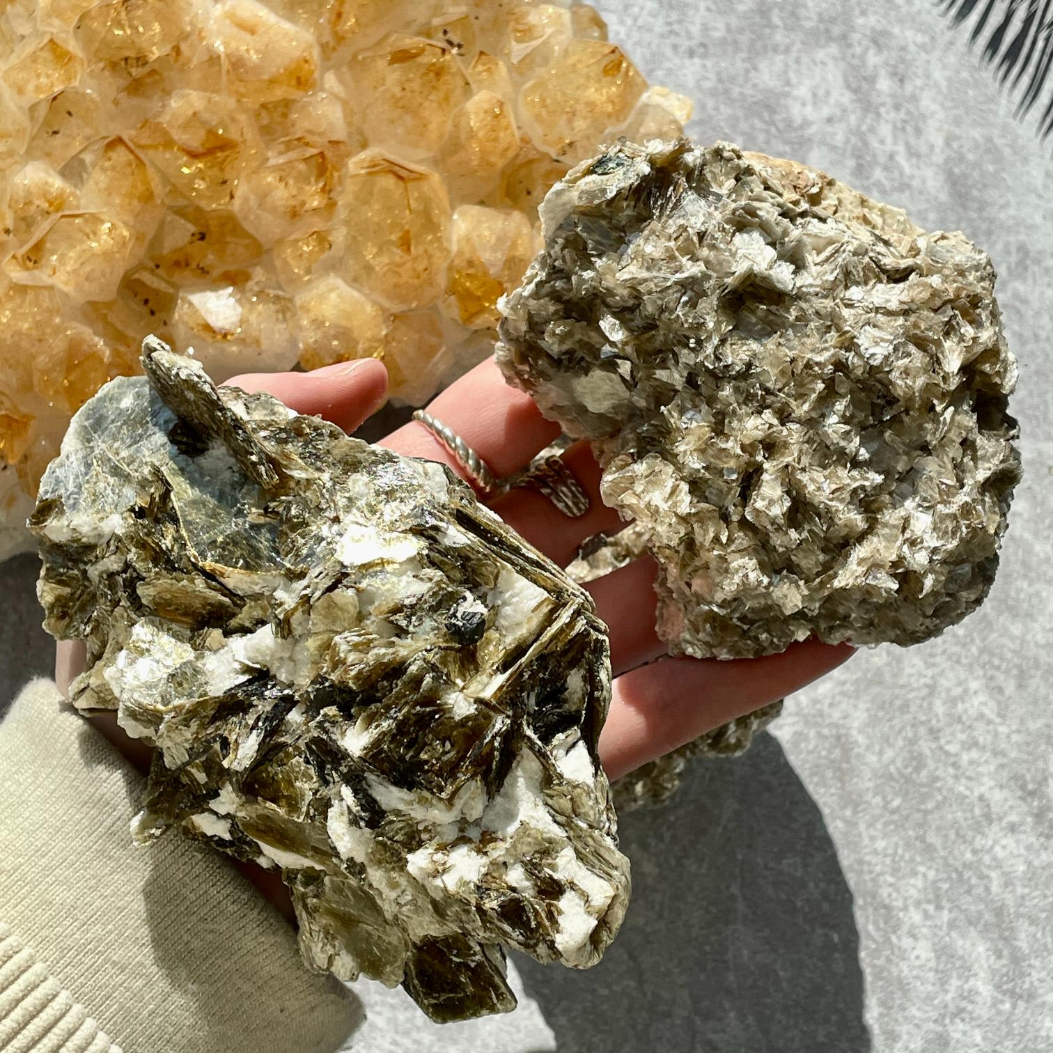 Rough Yellow Mica - 1pc LGE